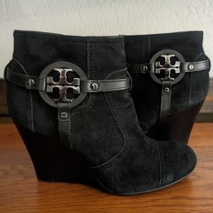 TORY BURCH Aaden black suede black logo detail wedge heel ankle boots size 9.5